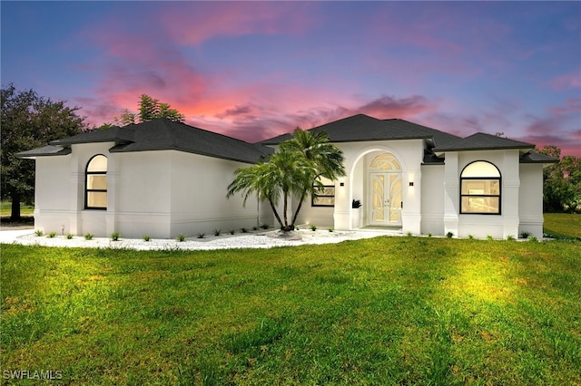 view of front facade featuring a lawn