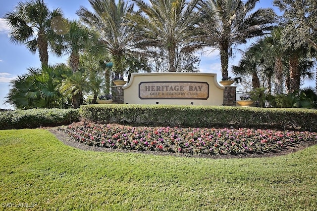 community / neighborhood sign featuring a yard