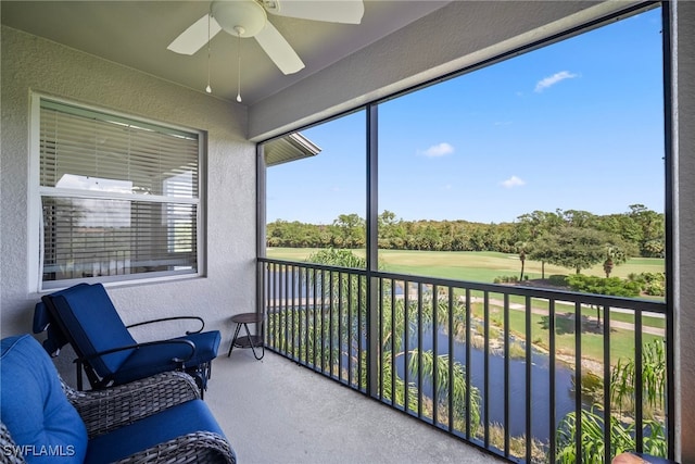 sunroom with ceiling fan