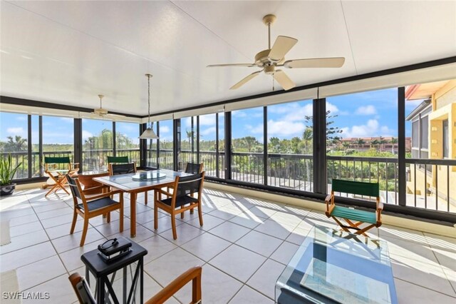 sunroom with ceiling fan