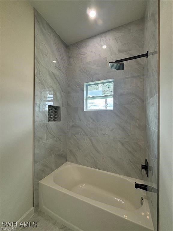 bathroom with tiled shower / bath