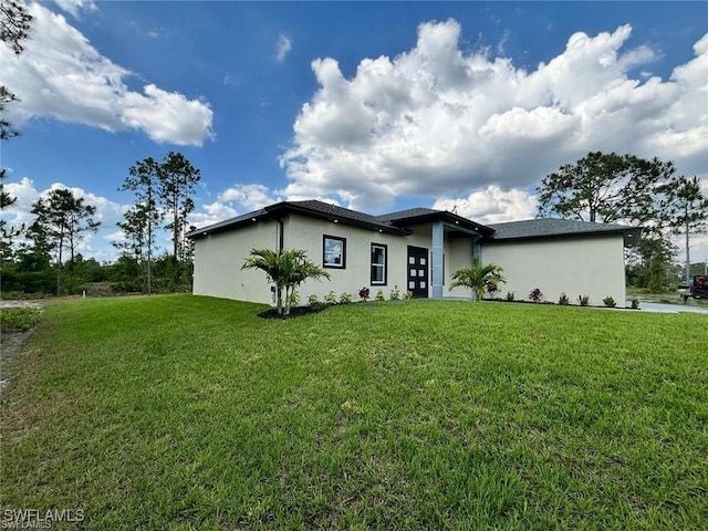 view of front of property featuring a front yard