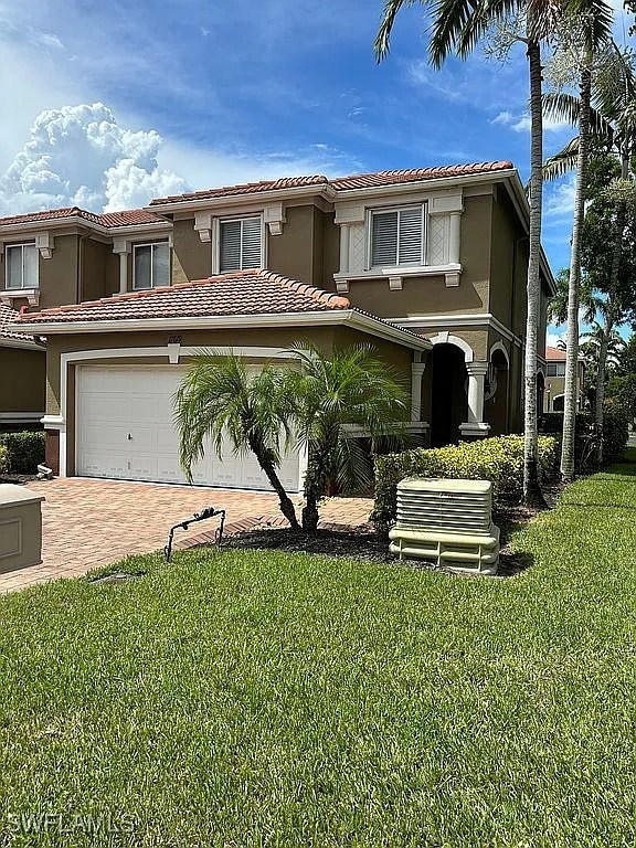 view of front of home featuring a front yard and a garage