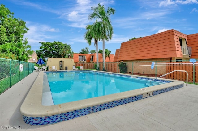 view of swimming pool