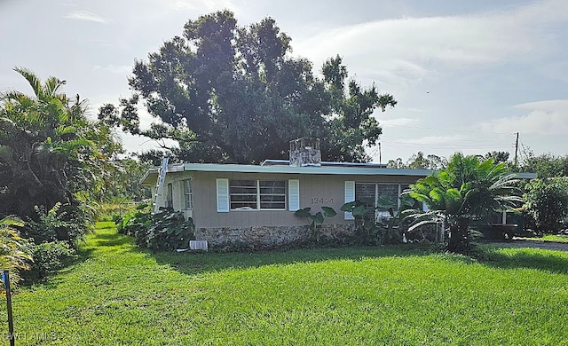 view of front of house featuring a front yard