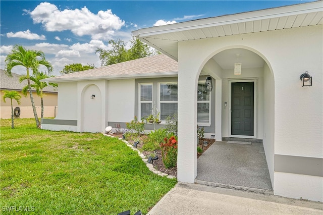 property entrance featuring a yard