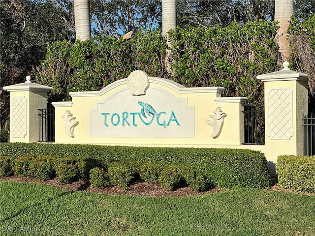 community sign featuring a yard