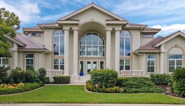 view of front of home featuring a front lawn