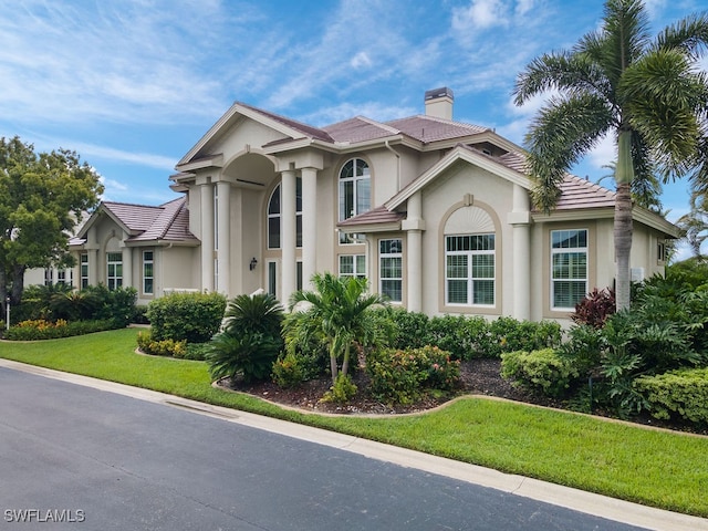 view of front of property featuring a front lawn