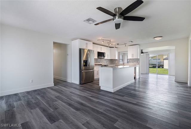 kitchen with tasteful backsplash, visible vents, ceiling fan, open floor plan, and appliances with stainless steel finishes