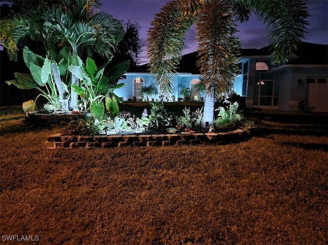 view of yard at dusk