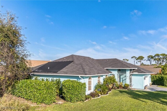 view of front of home with a front lawn