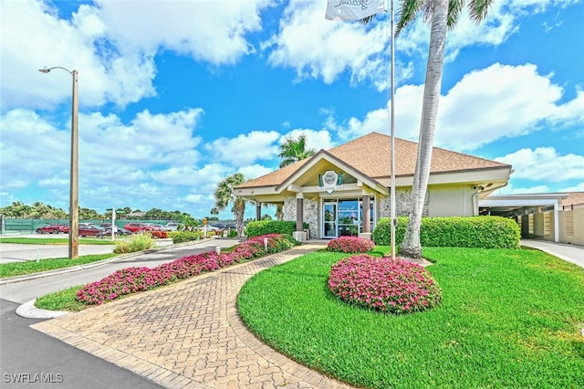 view of front of house featuring a front lawn