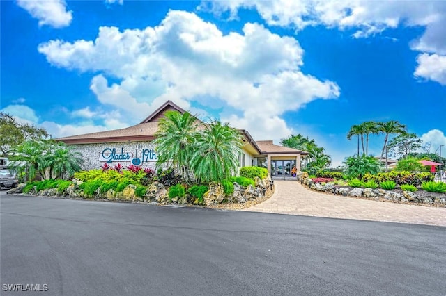 view of front of house featuring driveway