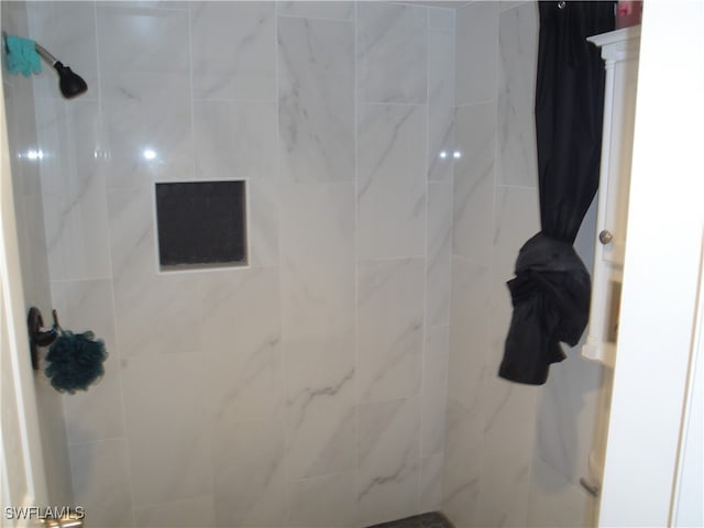 bathroom featuring a tile shower