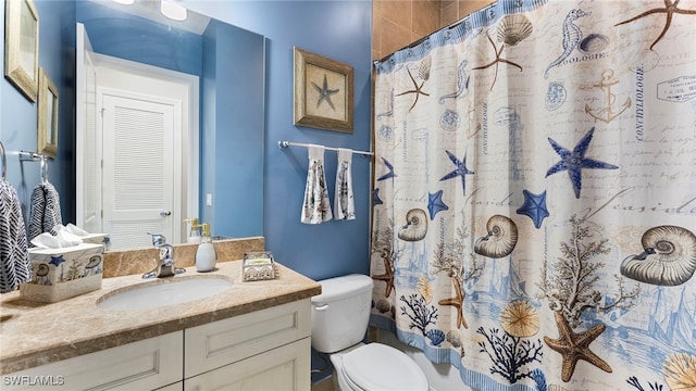 bathroom with curtained shower, toilet, and vanity