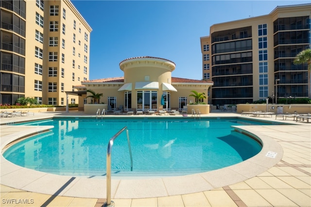 view of swimming pool featuring a patio