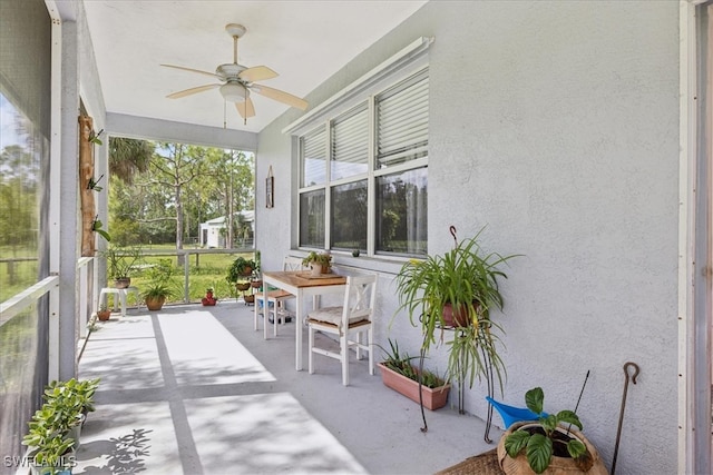 sunroom with ceiling fan