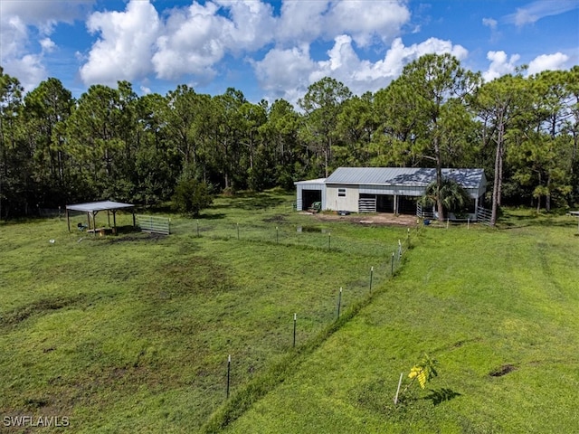 view of yard featuring a rural view