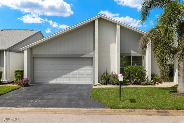 view of front facade featuring a garage and a front yard