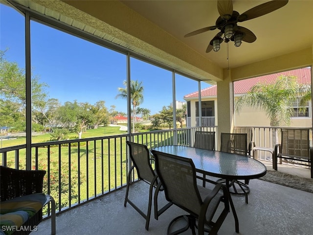 sunroom with ceiling fan