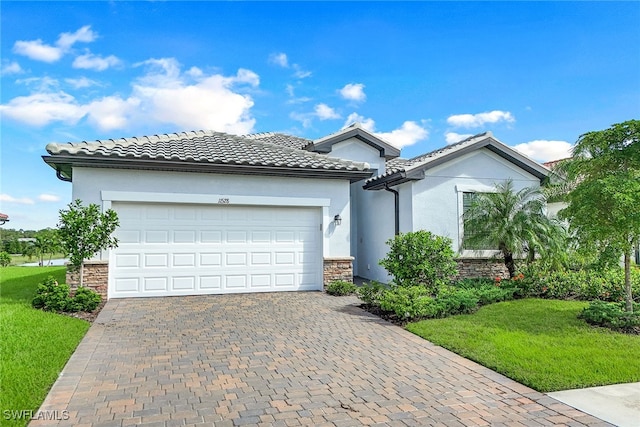 view of front of house featuring a garage and a front yard