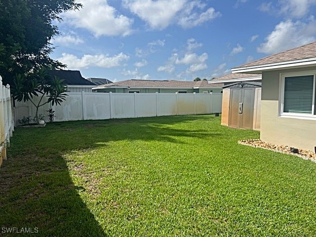 view of yard featuring a storage shed