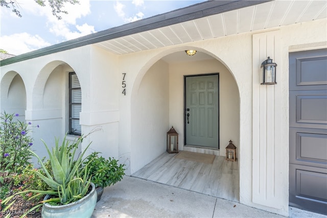 property entrance featuring a porch