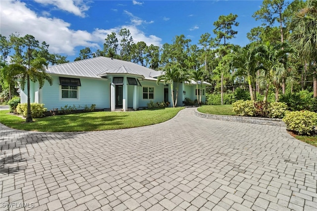 ranch-style home featuring a front yard