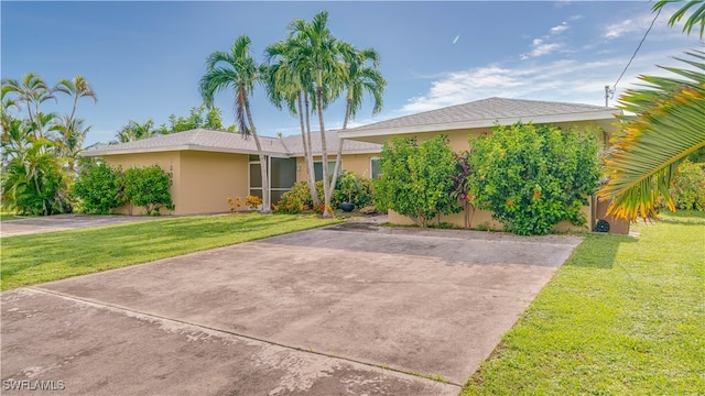 view of front of house featuring a front lawn