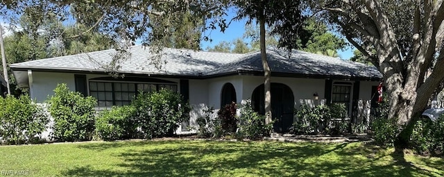 view of front of property with a front yard