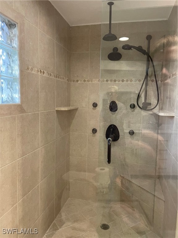 bathroom featuring a tile shower