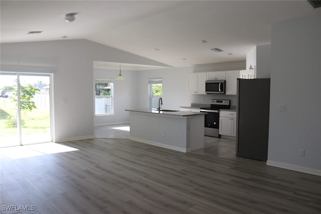 kitchen featuring vaulted ceiling, stainless steel appliances, sink, an island with sink, and dark wood-type flooring