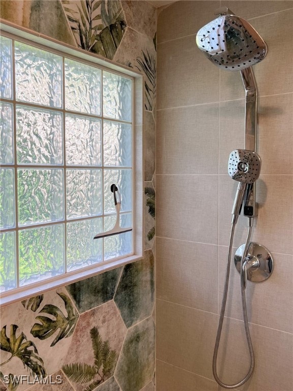 bathroom featuring a tile shower