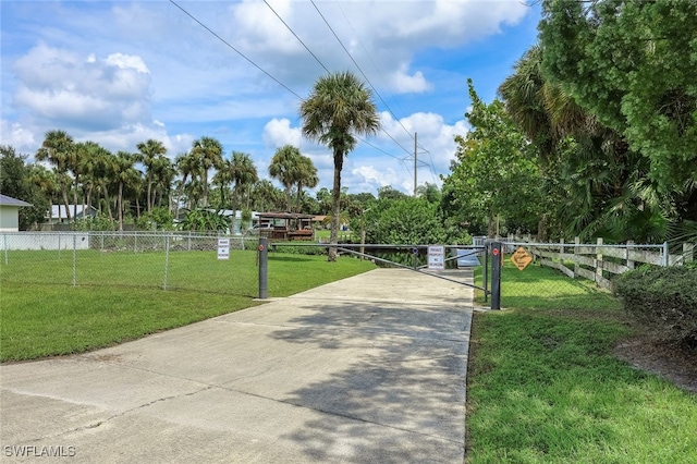 view of property's community featuring a lawn