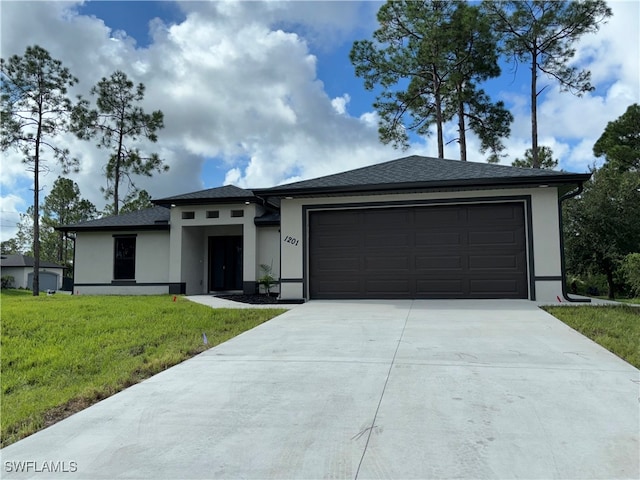 view of front facade featuring a garage and a front yard