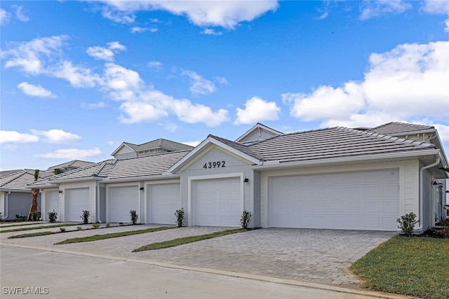 view of front facade featuring a garage