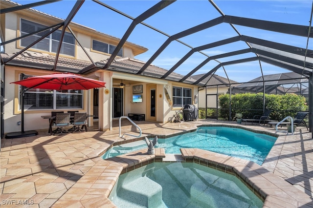 view of pool with a lanai, a patio, an in ground hot tub, and ceiling fan