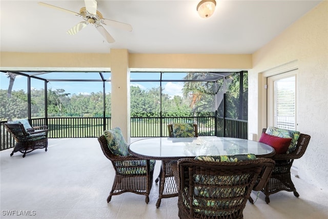 sunroom with ceiling fan