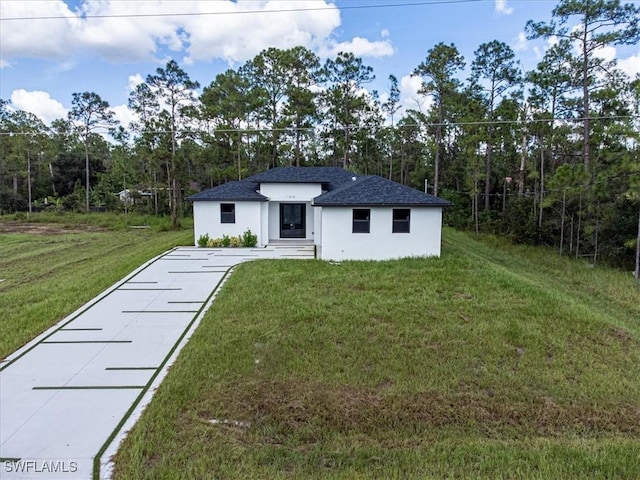 view of front of home featuring stucco siding and a front lawn