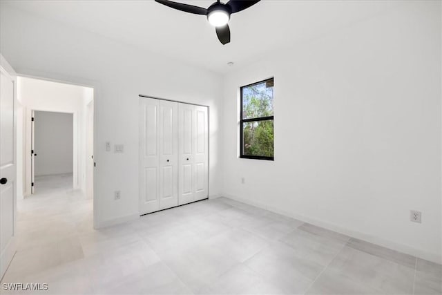 unfurnished bedroom featuring a closet, baseboards, and a ceiling fan