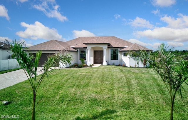 view of front of property featuring a front yard