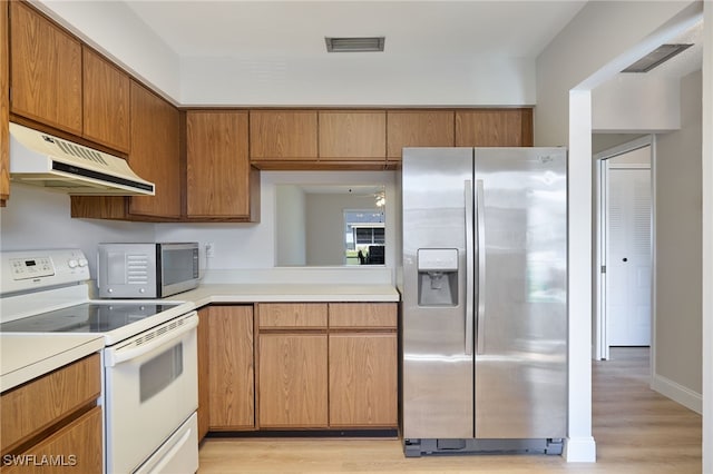 kitchen with light wood-type flooring, appliances with stainless steel finishes, and ceiling fan