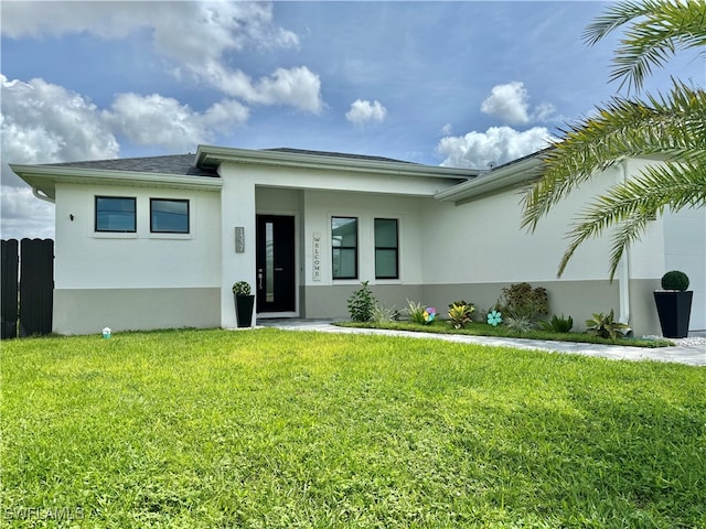 view of front of property featuring a front yard