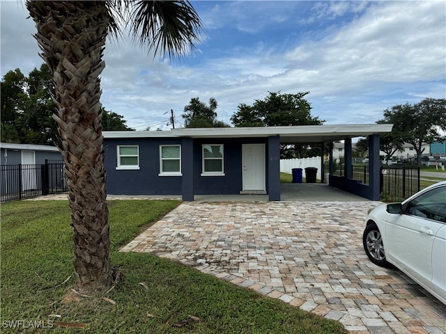 view of front of home featuring a carport and a front yard