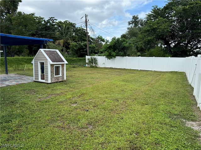 view of yard with a shed