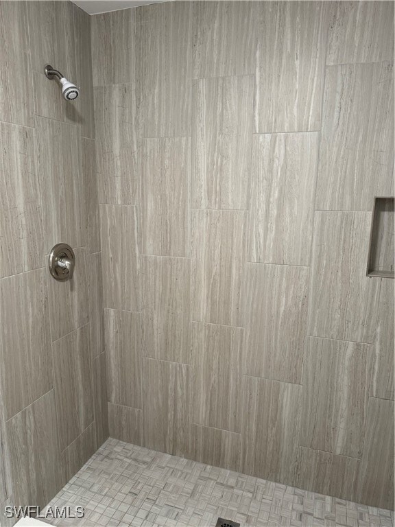 bathroom featuring tiled shower