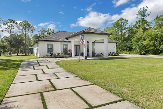 view of front facade featuring a front lawn