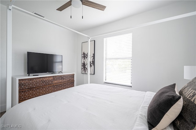 bedroom with ceiling fan