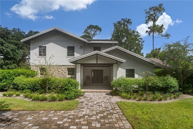 view of front of home featuring a front lawn